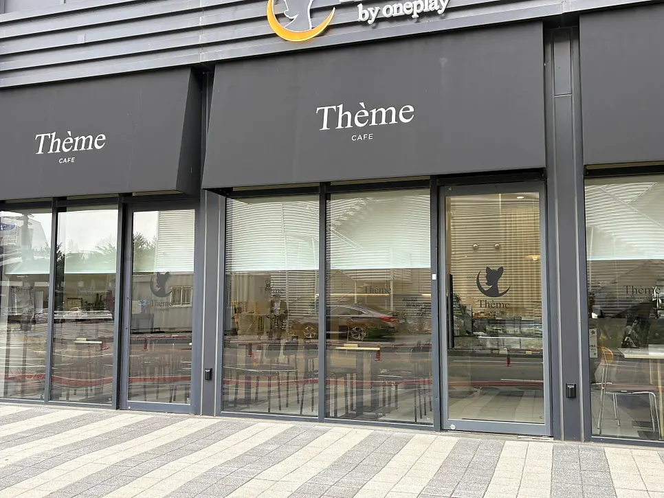 Spacious, comfortable seating inside Tteum Café