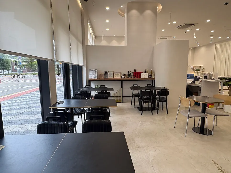 Quiet late-afternoon atmosphere in the café hall