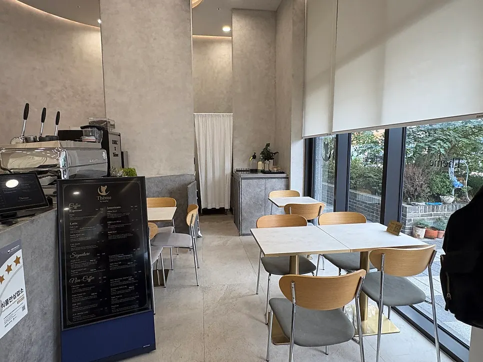 Tteum Café's order counter and dessert display