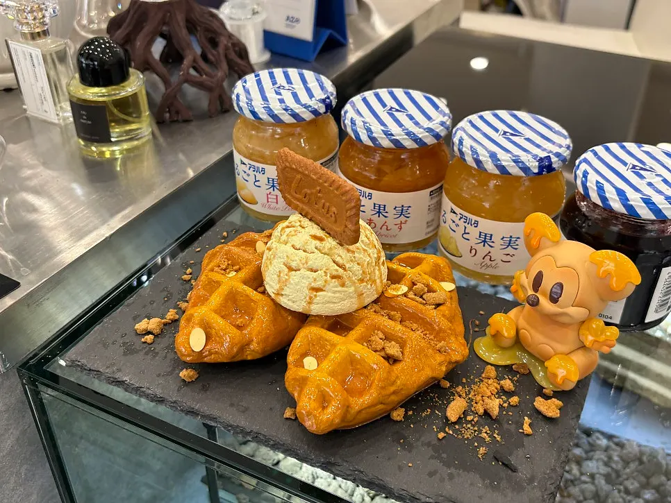 Model display of the ice cream croffle