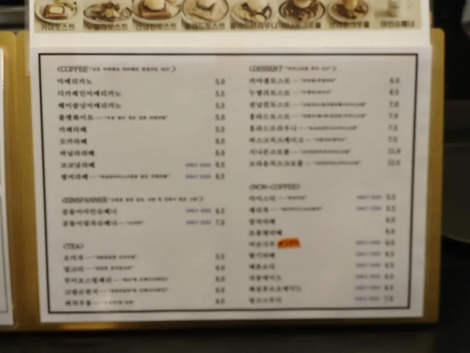 카페 주문 카운터와 메뉴 안내