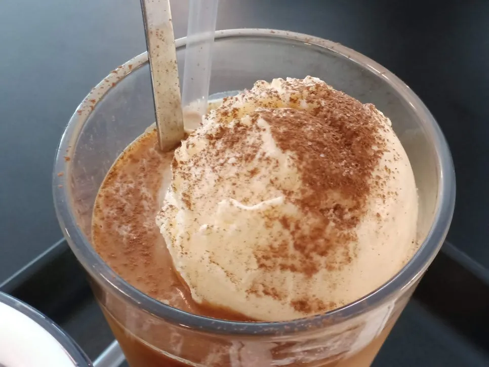 바닐라 아이스크림이 올라간 썸머라떼