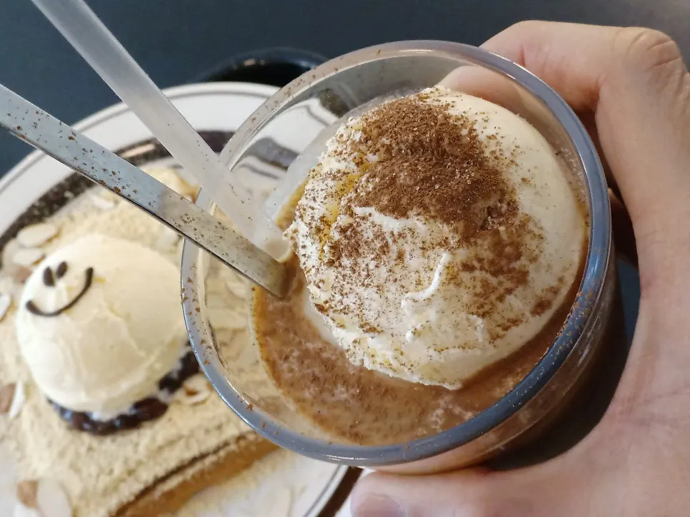 아이스라떼에 아이스크림이 얹힌 썸머라떼