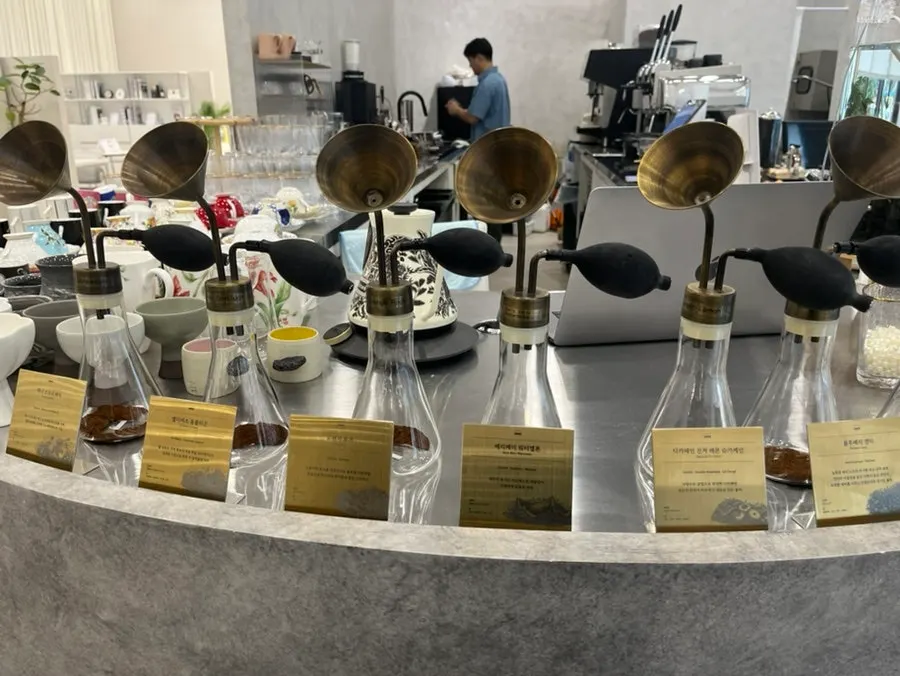 카페 카운터와 원두 진열 공간