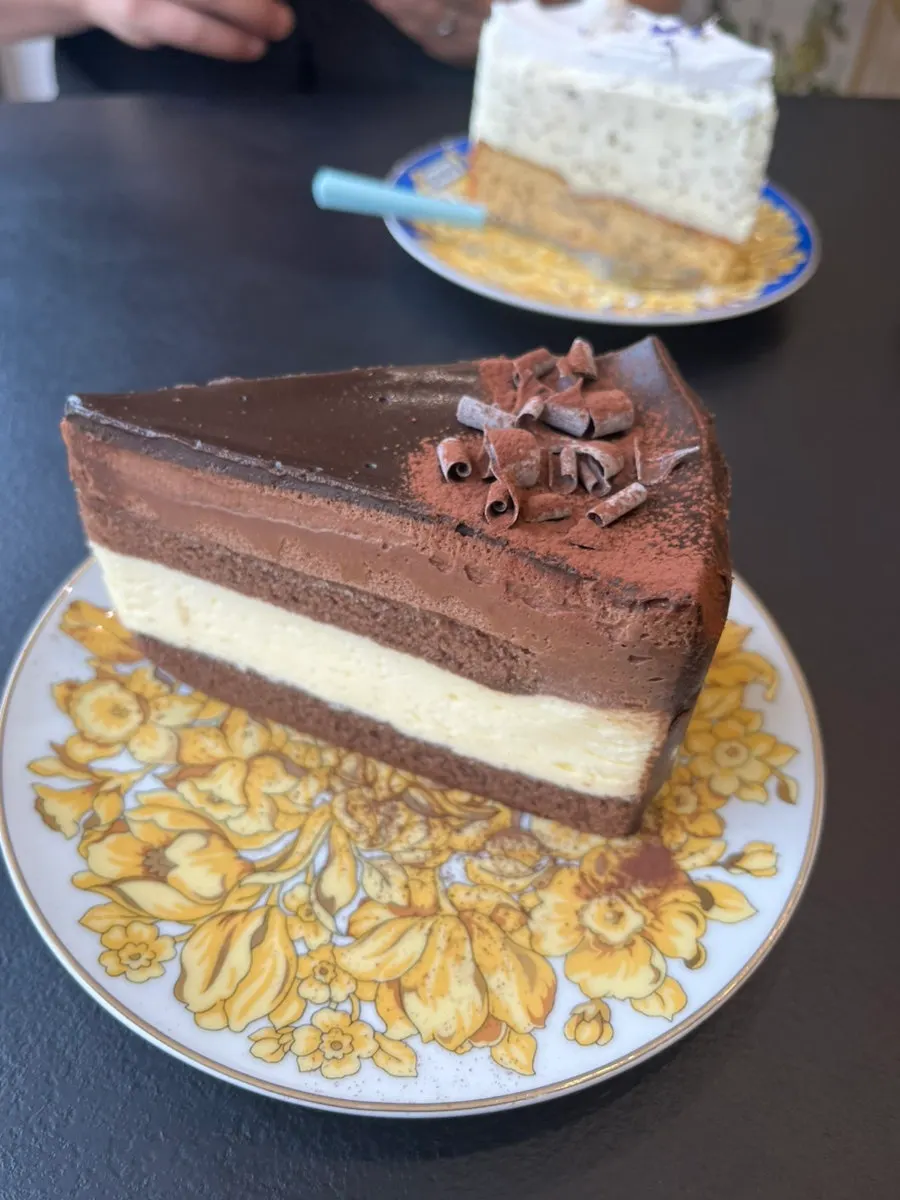 커피와 함께 먹는 초코케이크