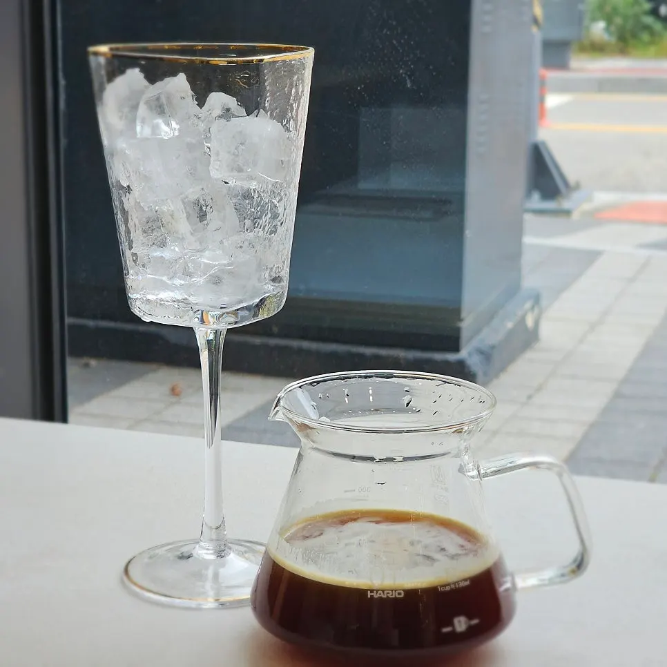 Plating of iced Americano poured into a glass