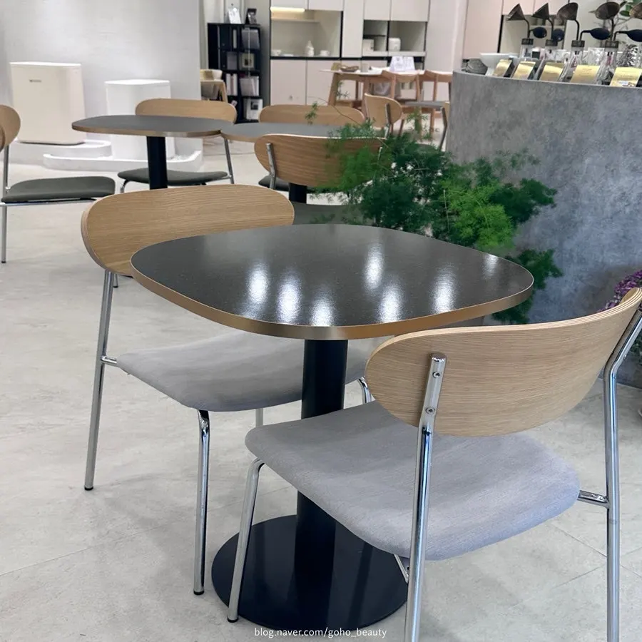 Relaxed café hall seating during the evening hours