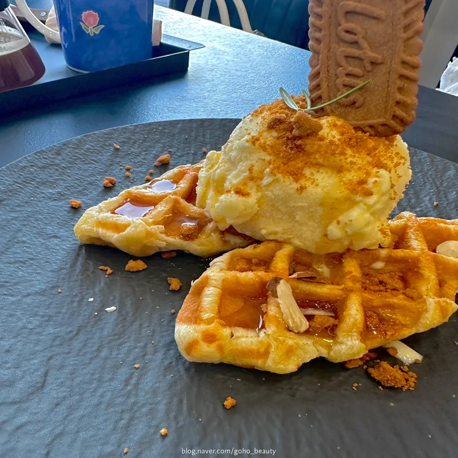 Lotus ice cream croffle served on a plate