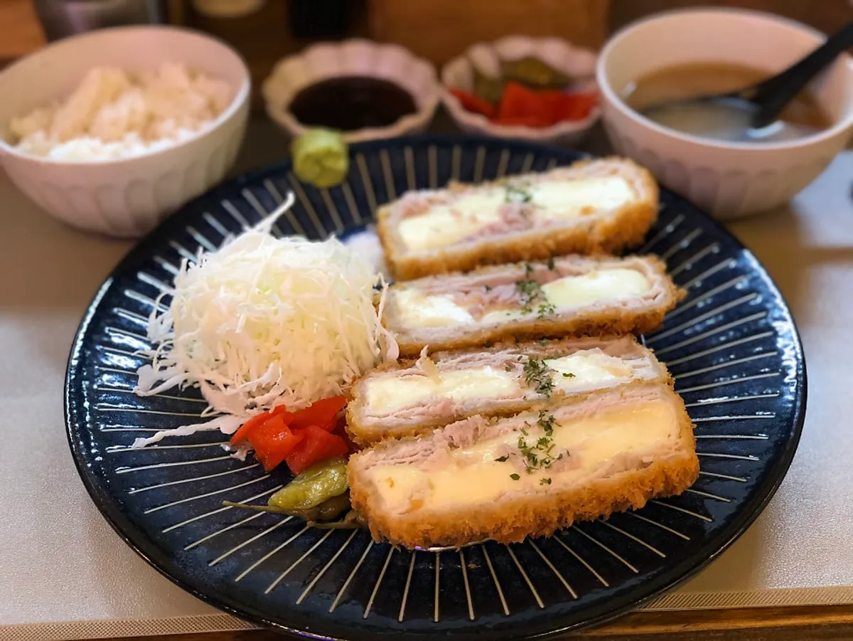 통모짜렐라 치즈카츠 정식 한 상