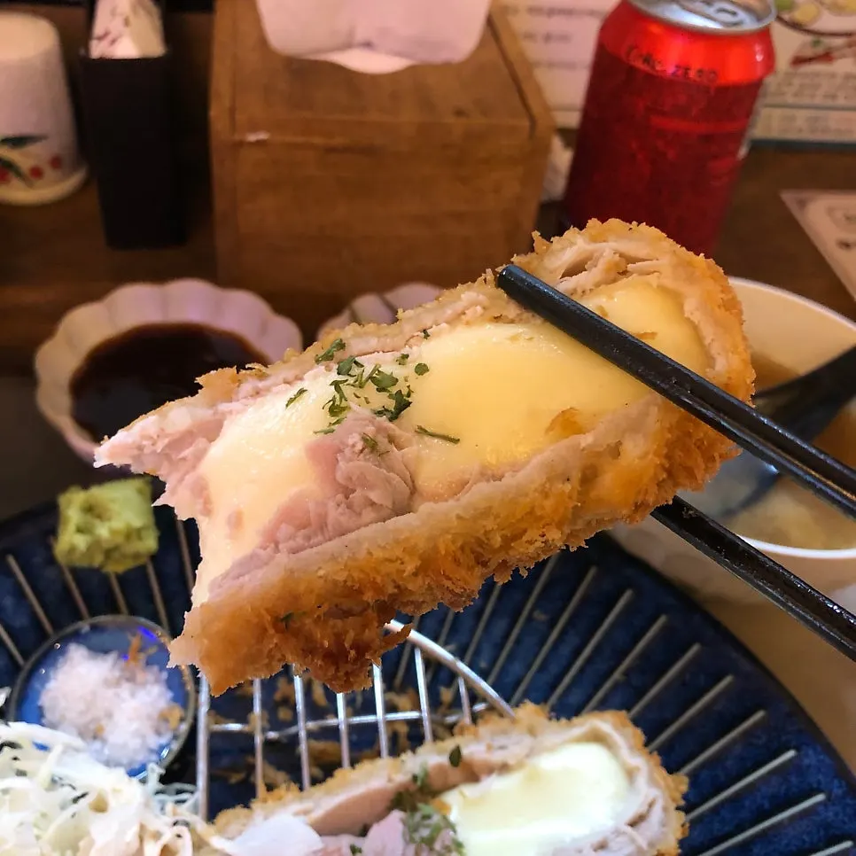 늘어나는 치즈가 담긴 치즈카츠