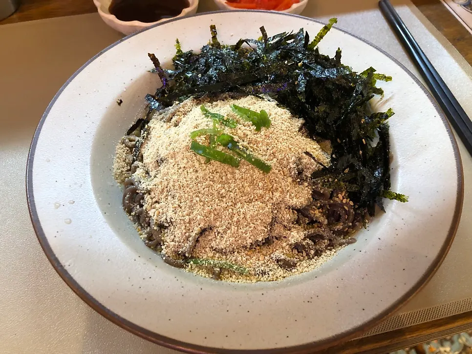 김가루와 파를 올린 들기름 비빔소바