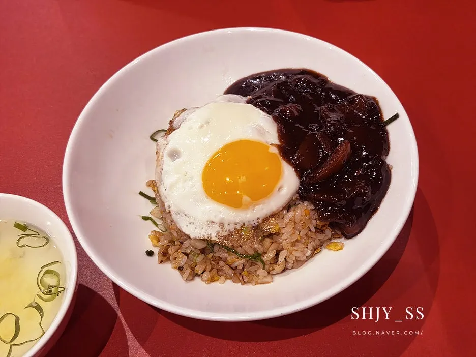 적당히 매콤한 짬뽕 식사 메뉴