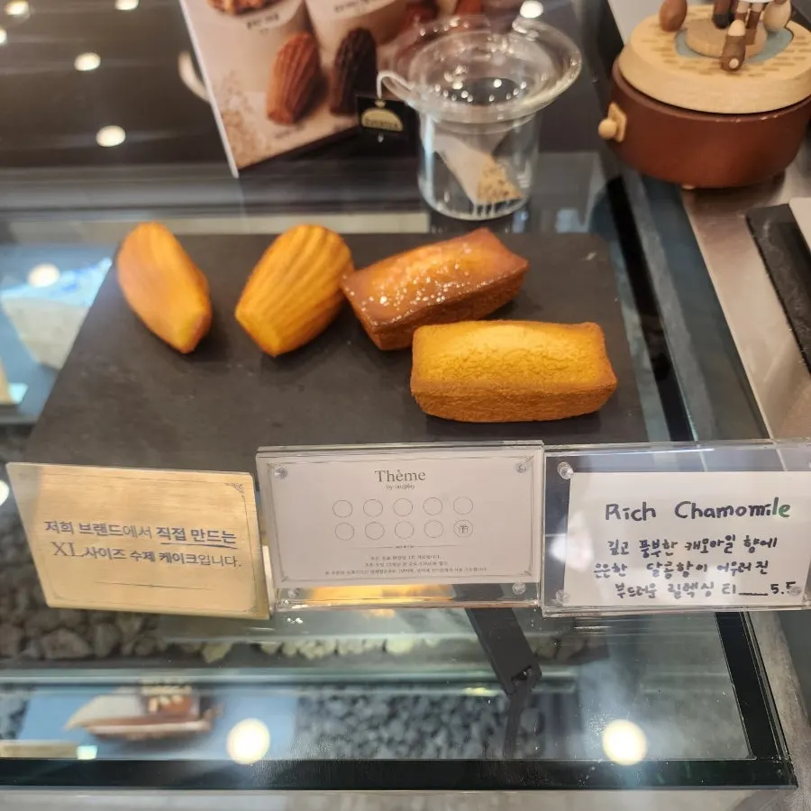 쇼케이스 속 얼그레이 치즈 케이크