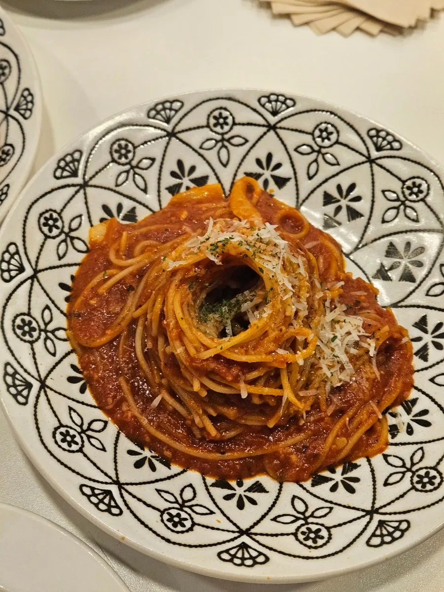 토마토 파스타를 먹기 전 식사 장면