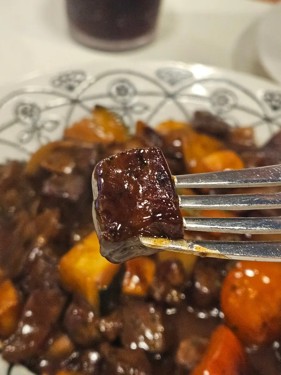 토마토 파스타와 찹스테이크 식사 조합