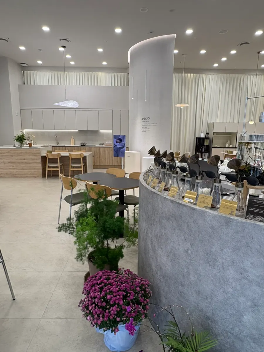 Tteum Café by Oneplay inside the Lady Furniture showroom