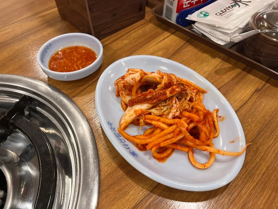 식사 전 상차림에 놓인 김치 접시