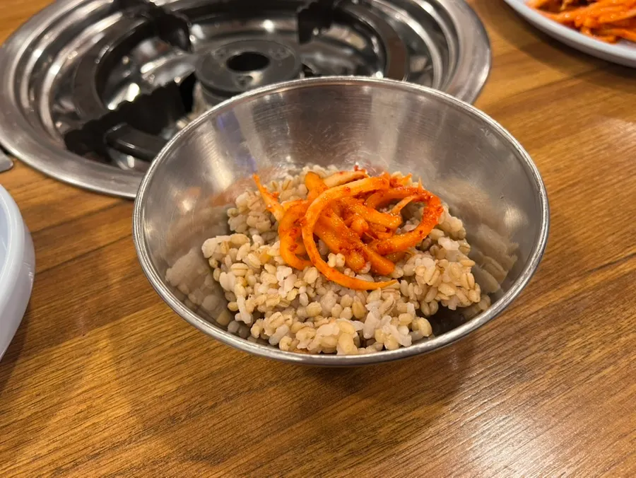 칼국수보다 먼저 나온 생채 보리밥