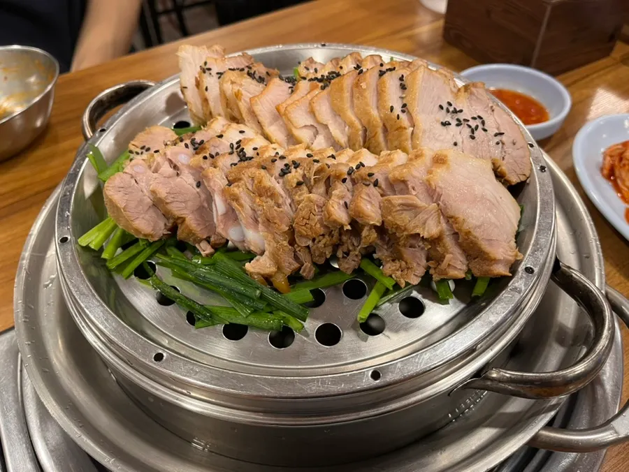 찜기에 담겨 나온 다선칼국수 보쌈 중 크기