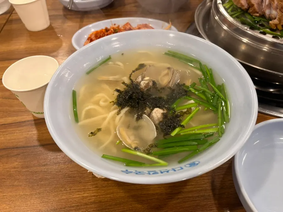 진한 조개국물의 다선칼국수 기본 칼국수
