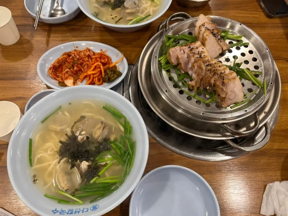 부추가 올라간 칼국수 면발 클로즈업