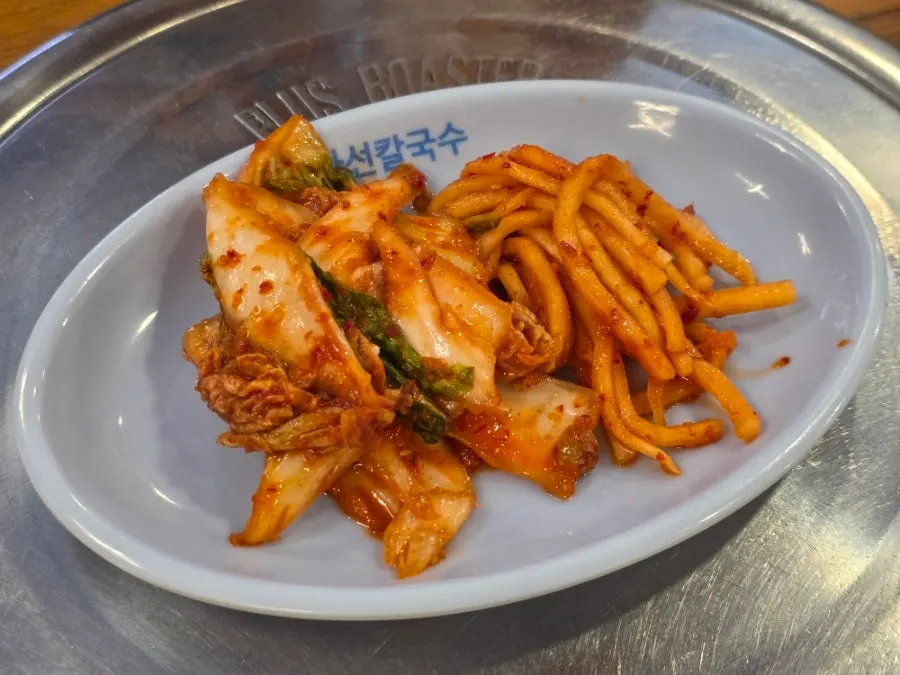 Kimchi and mu-saengchae served as basic side dishes