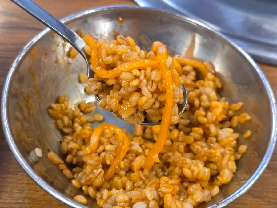 Barley rice topped with mu-saengchae