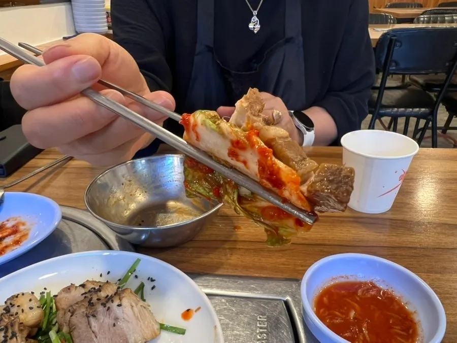 Bossam plate served over chives at Daseon Kalguksu