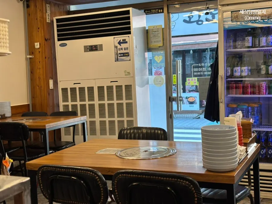 擺放四人座桌子的深山刀切麵本店內部