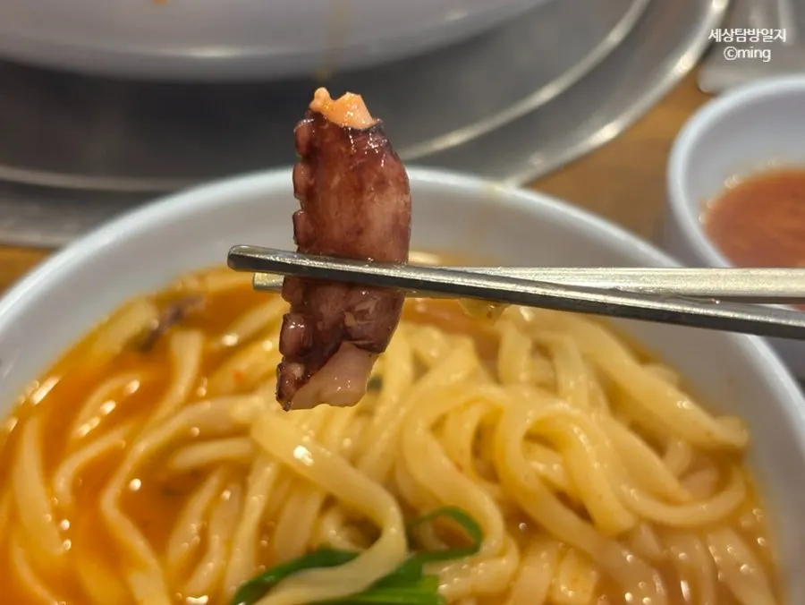 從辣章魚裡撈起的整隻章魚
