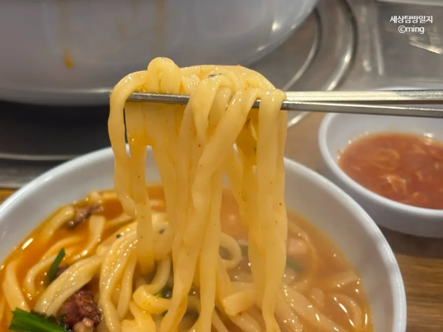 筷子夾起Q彈刀切麵麵條