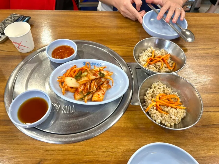 순후추와 고추장아찌, 초장이 놓인 테이블