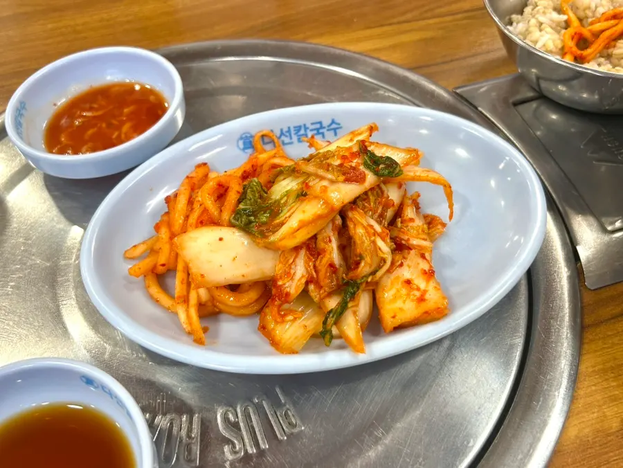 다선칼국수 겉절이 김치와 보리밥 상차림