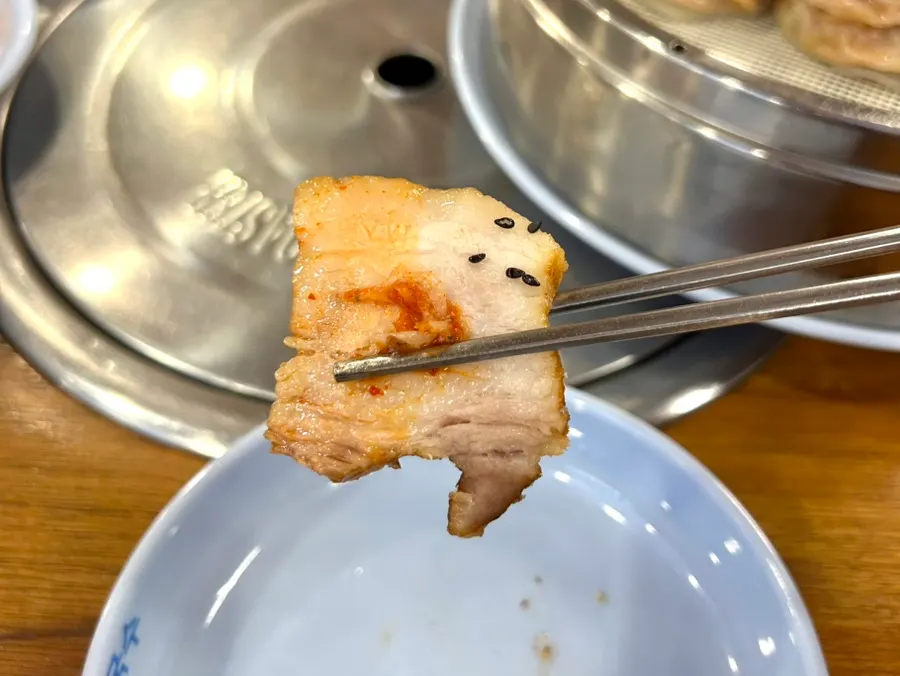 살코기와 지방이 섞인 수육 접시