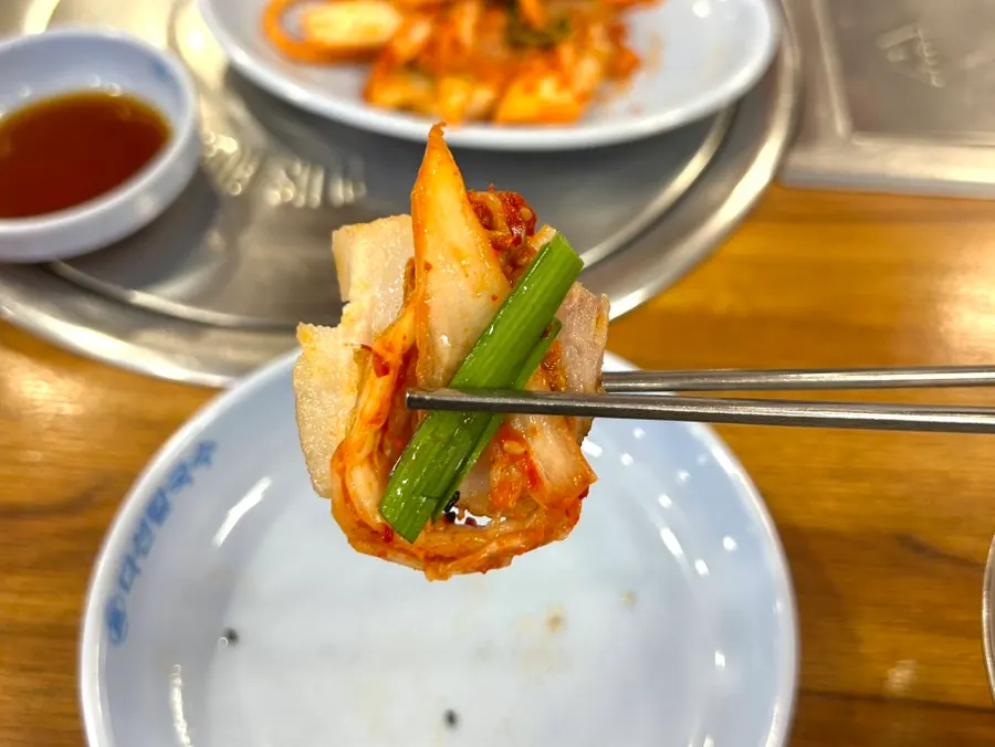 수육에 새우젓과 김치를 올린 모습