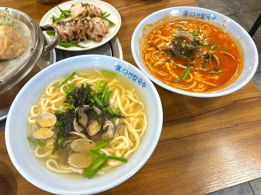 맑은 칼국수와 장칼국수가 함께 놓인 상