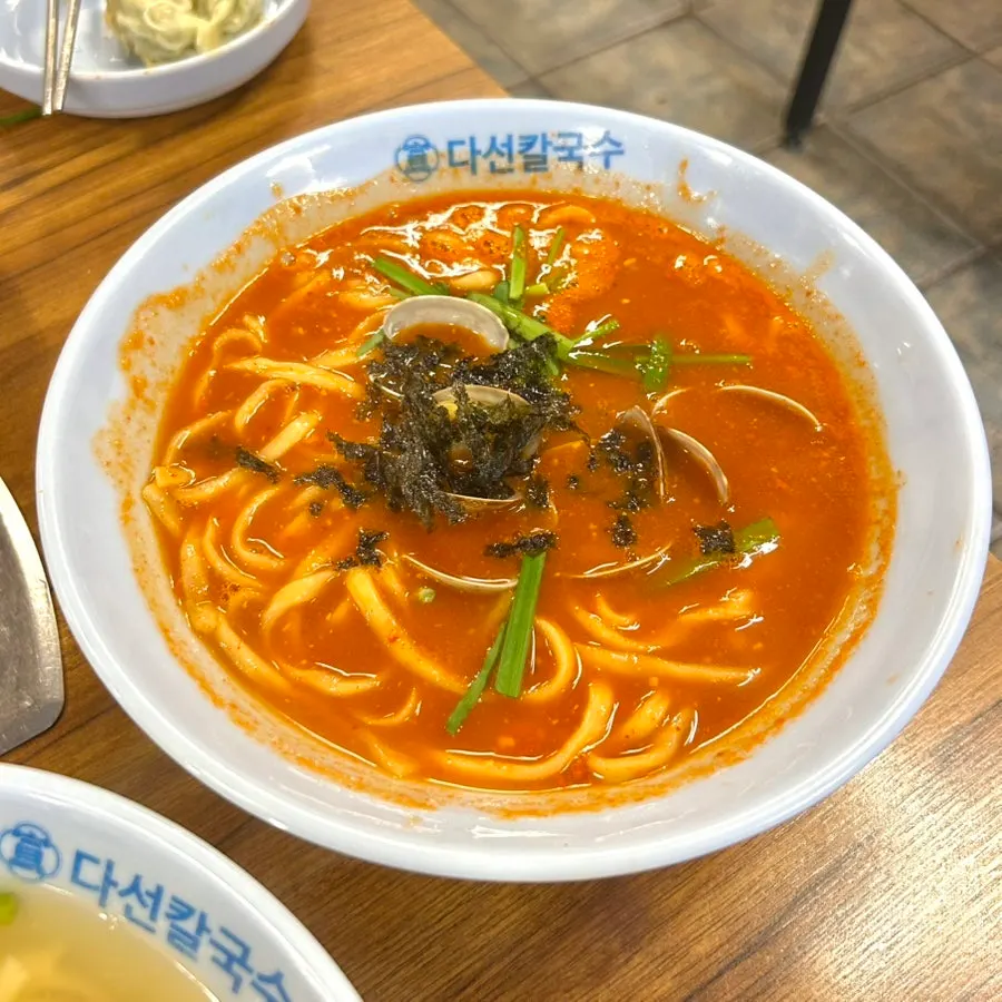 빨간 국물의 다선칼국수 장칼국수