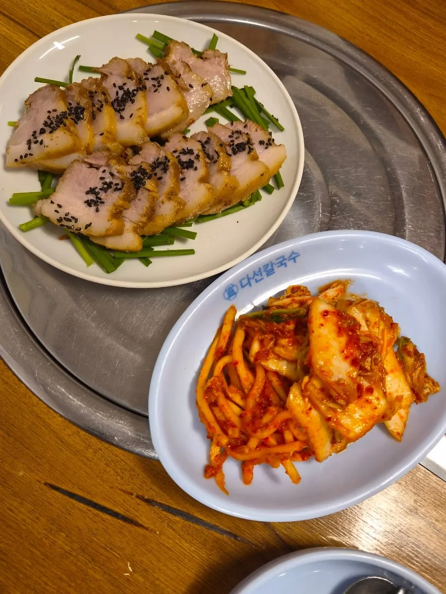 A plate of suyuk with side dishes