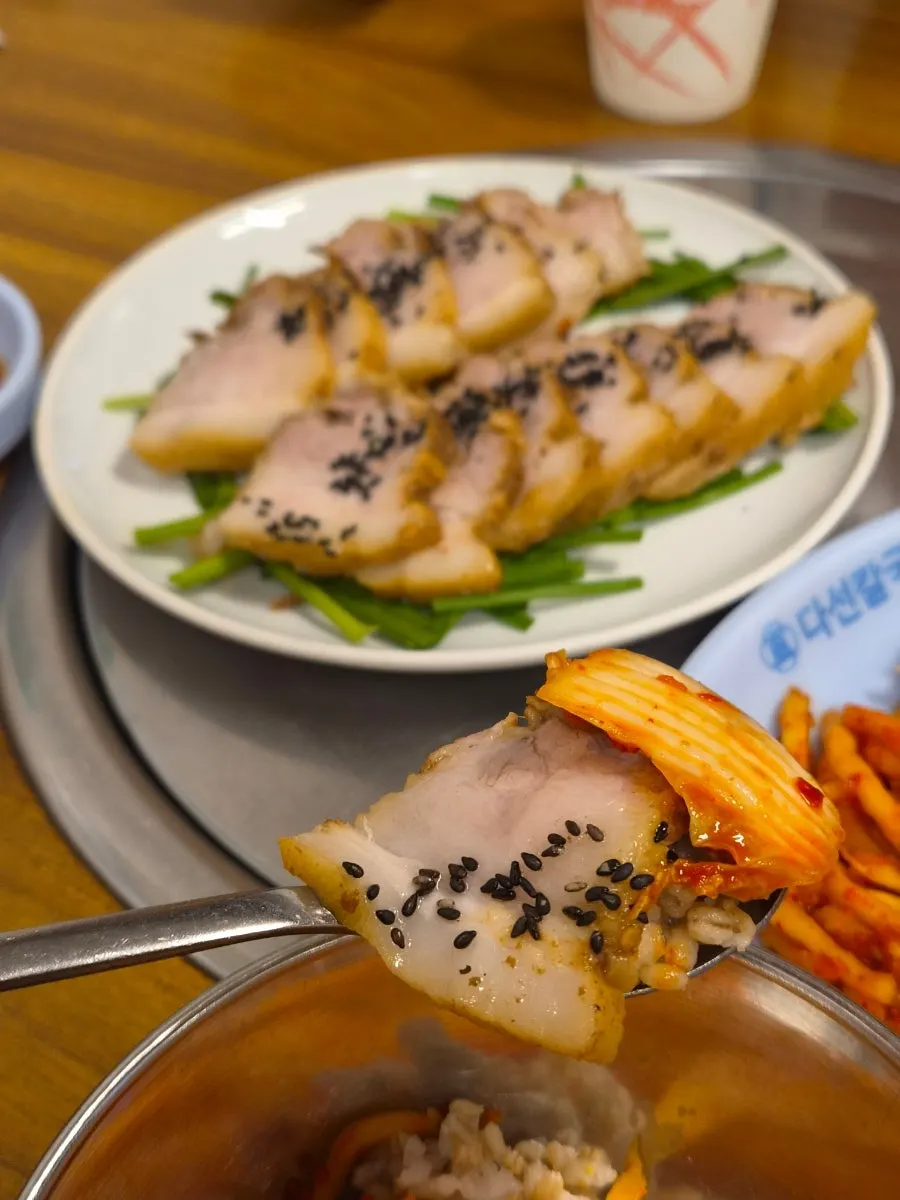 A piece of suyuk topped with geotjeori kimchi