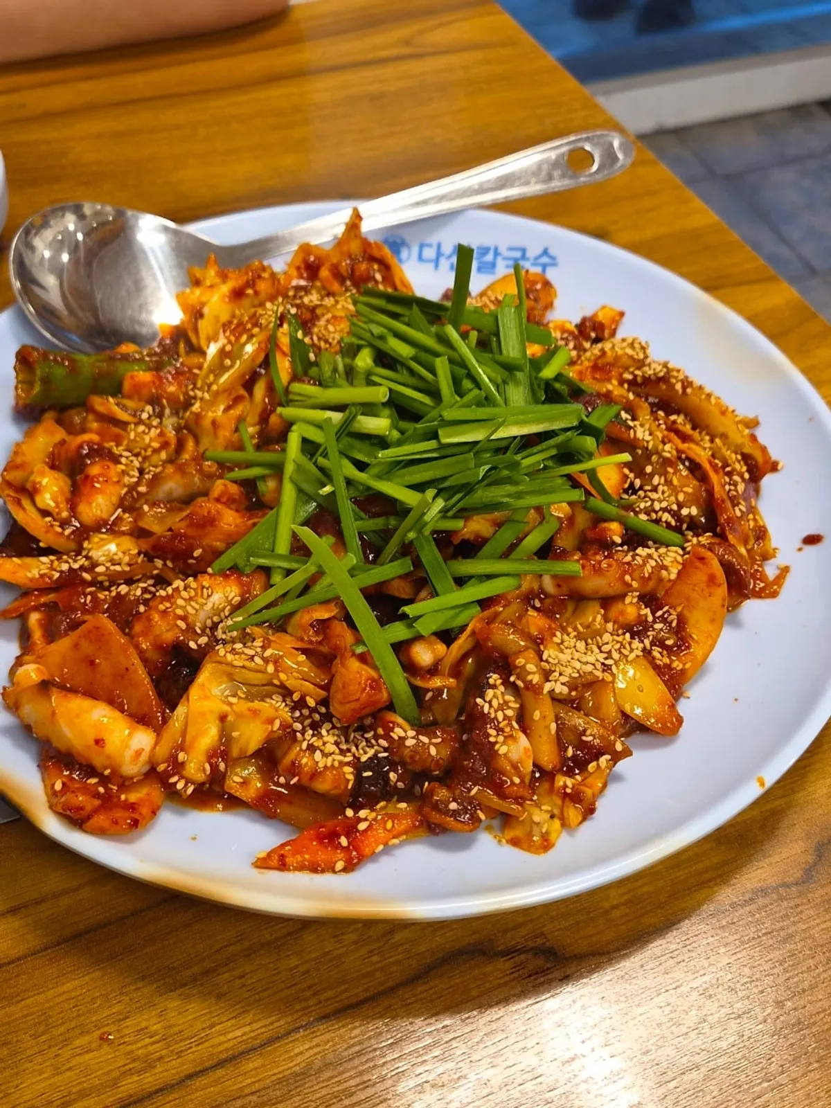 Barley rice topped with fresh vegetable salad mixed with sauce