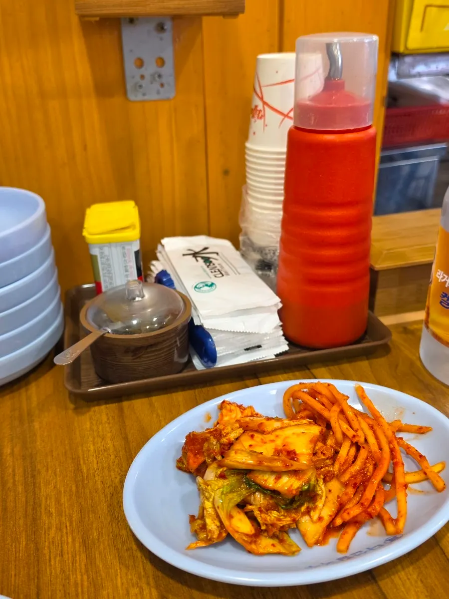 기본으로 나온 무생채와 겉절이