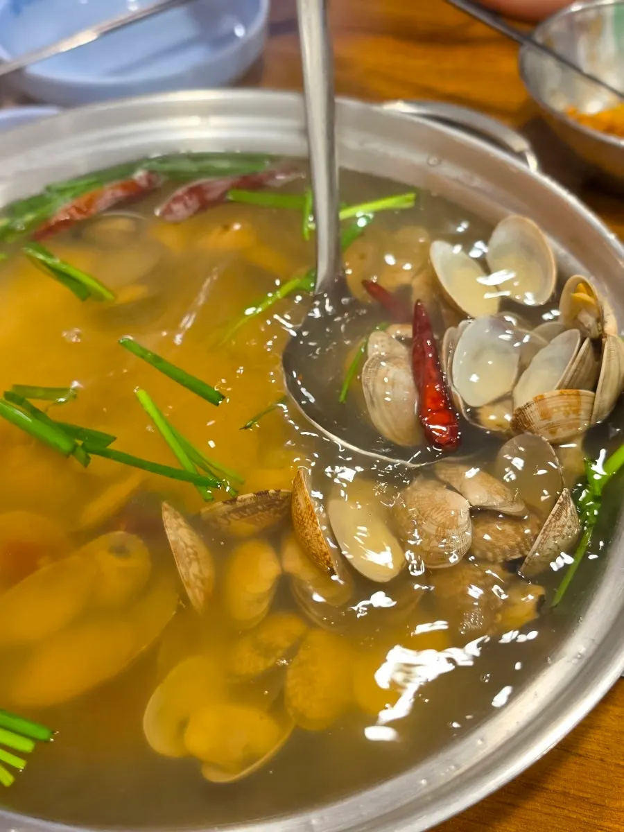 건배하는 소주와 맥주잔