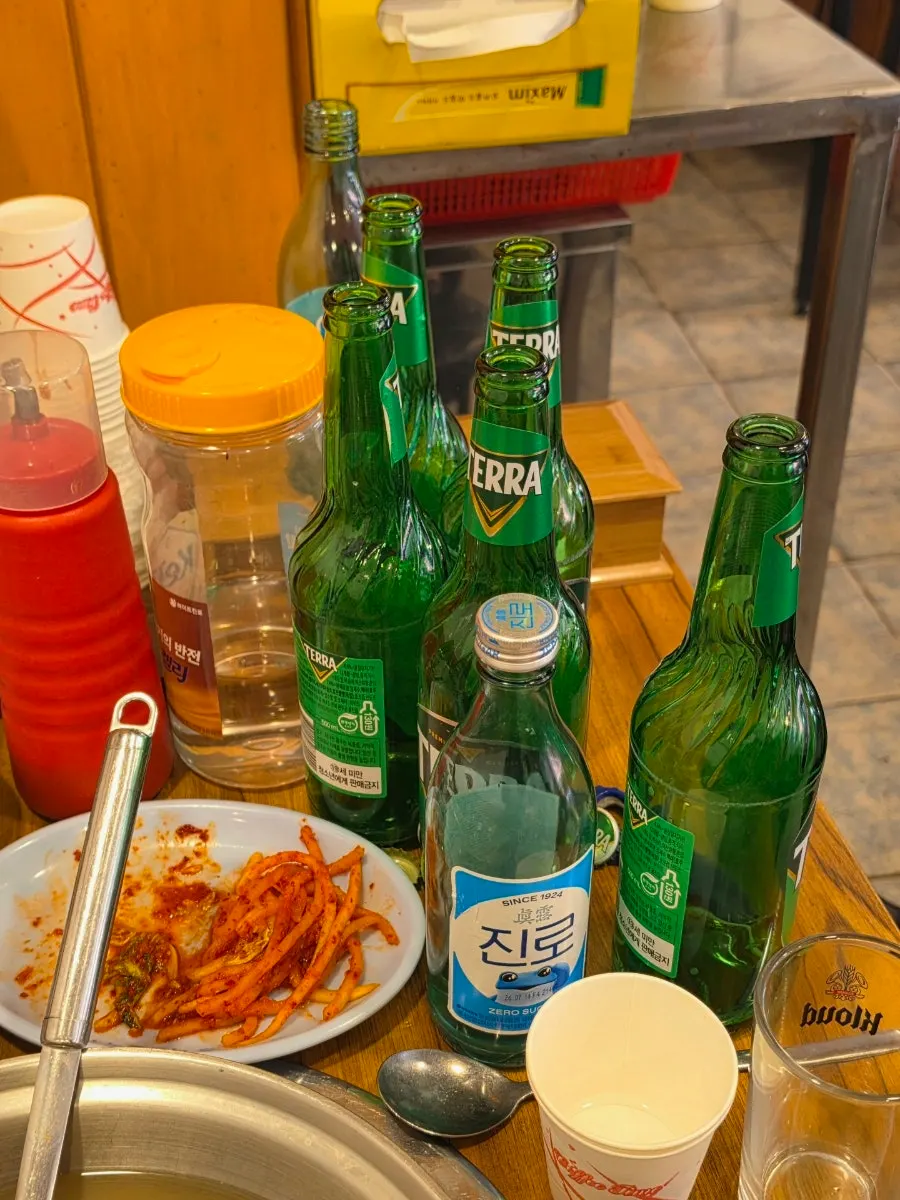 초록색 술병들을 모아 찍은 사진
