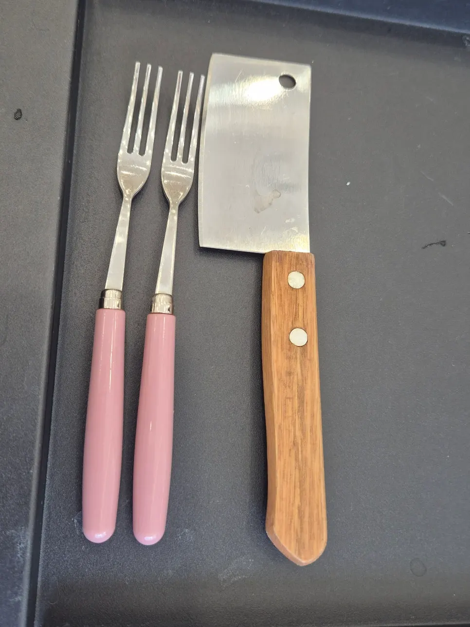 음료와 크로플을 같이 놓은 테이블 세팅