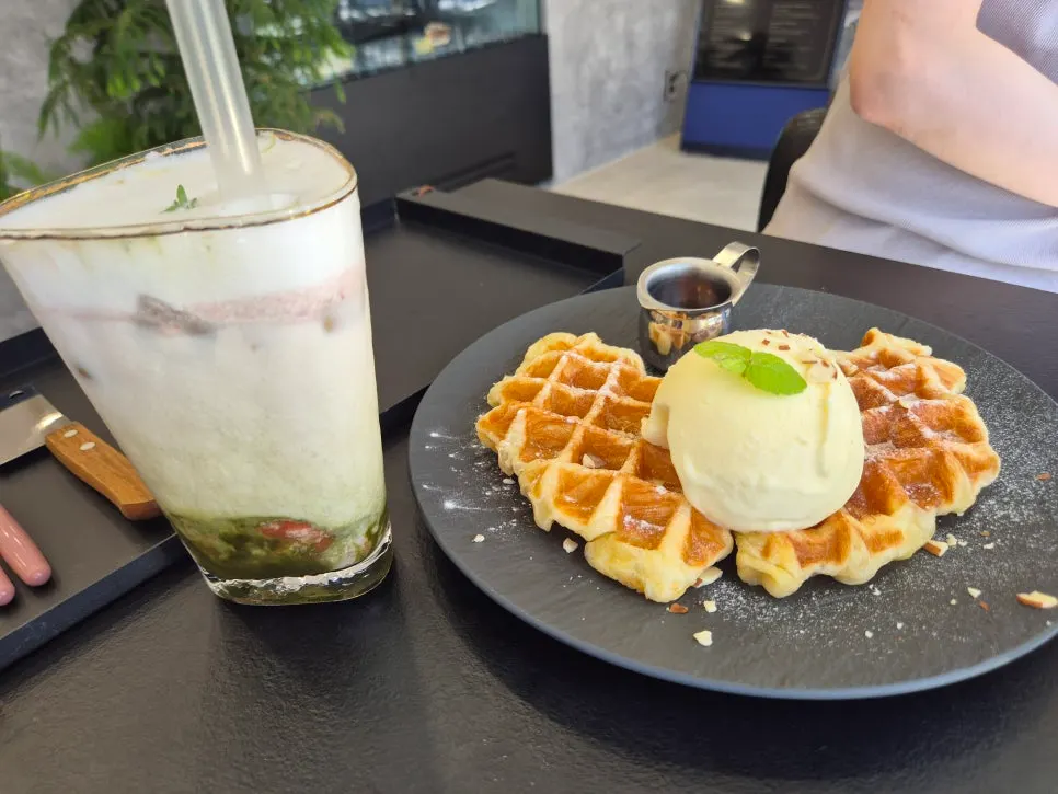단맛이 겹쳤던 음료와 크로플 마무리 사진