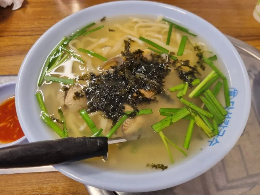 Kalguksu dengan bau ikan bilis dan kerang