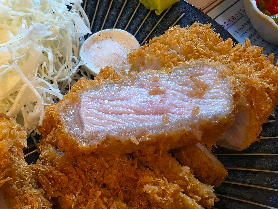 Cross-section of a thickly sliced rosu katsu