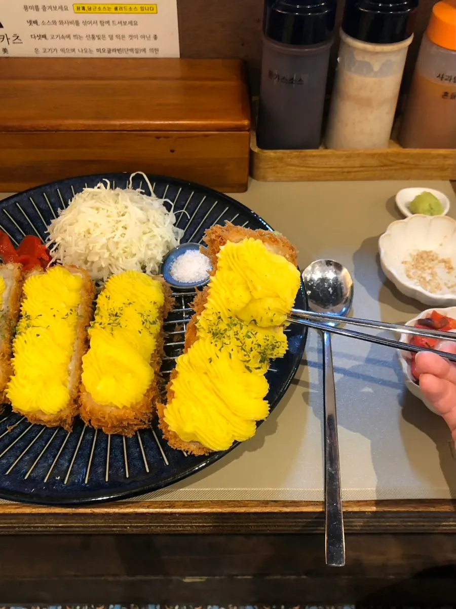 네 조각으로 나온 고구마무스 치즈카츠
