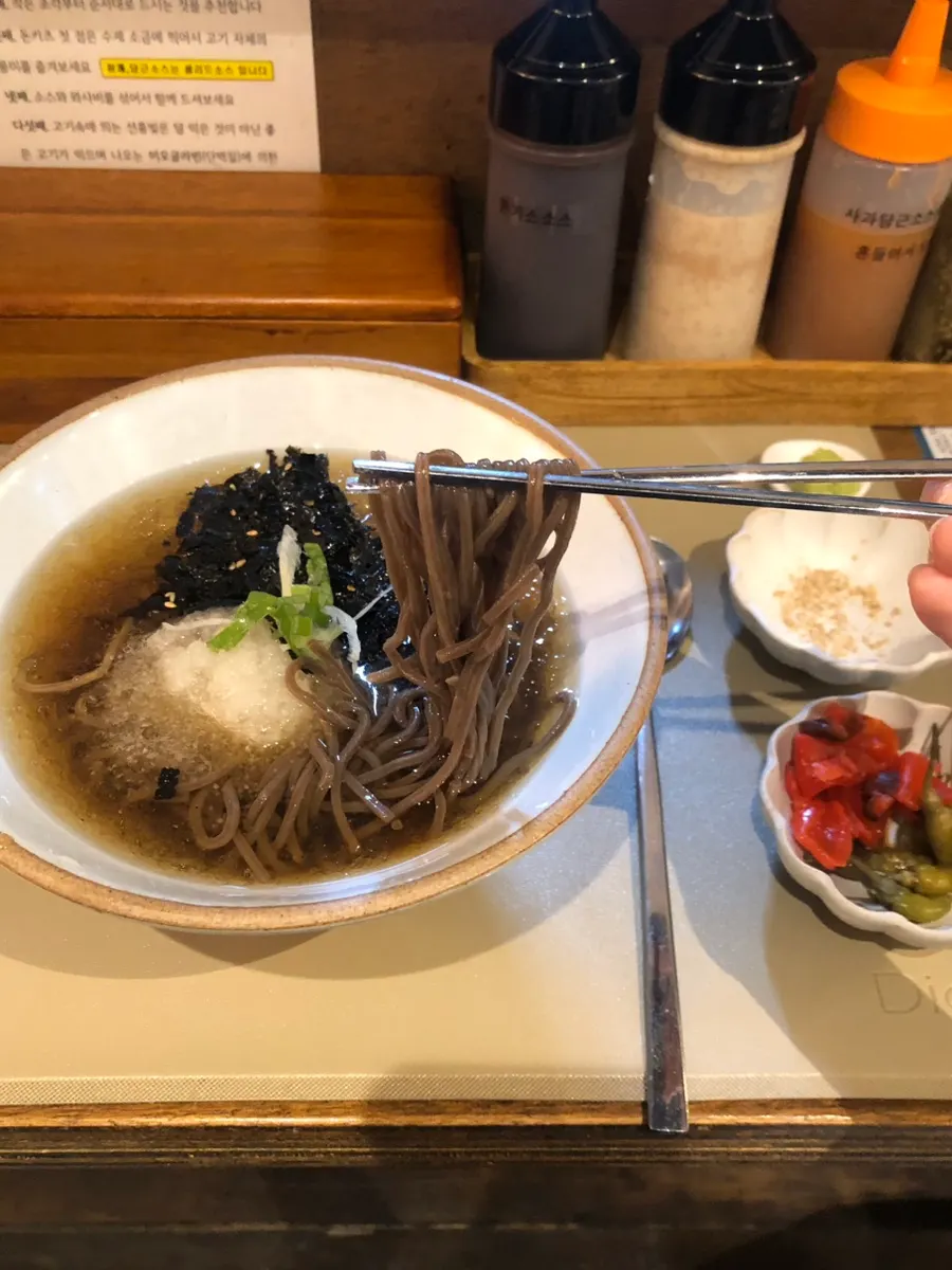 김 토핑이 올라간 냉모밀 육수