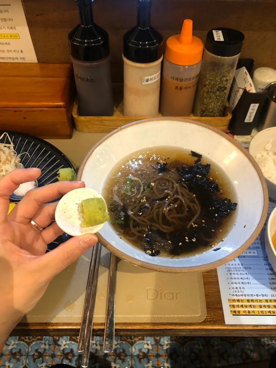 면을 육수에 담근 냉모밀